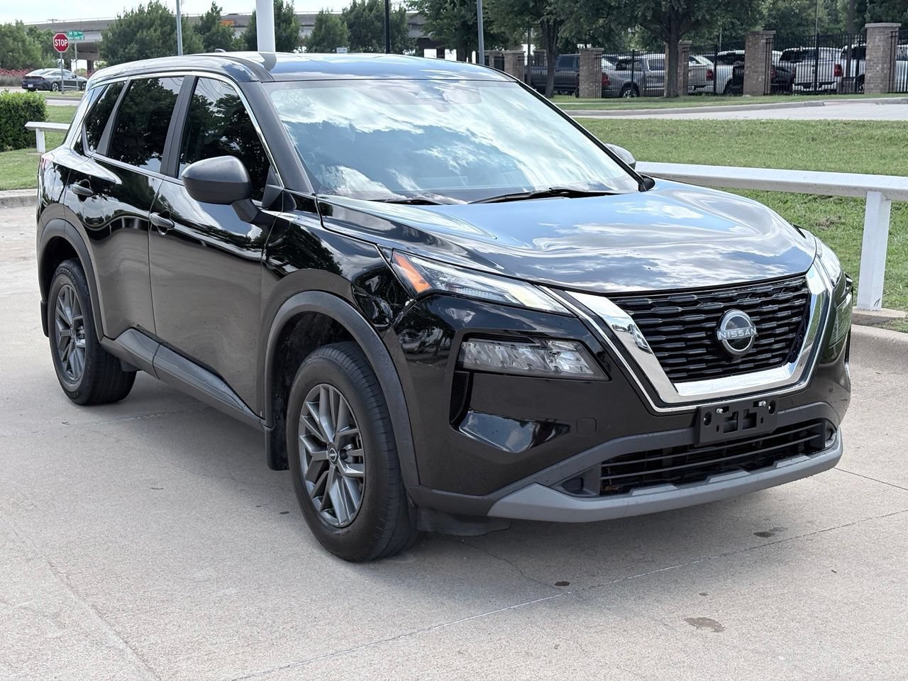 Used 2023 Nissan Rogue S FWD image 1