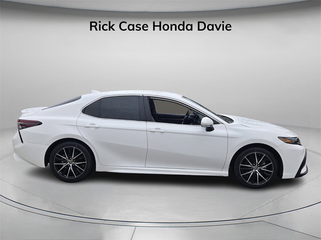 Used 2024 Toyota Camry SE image 3