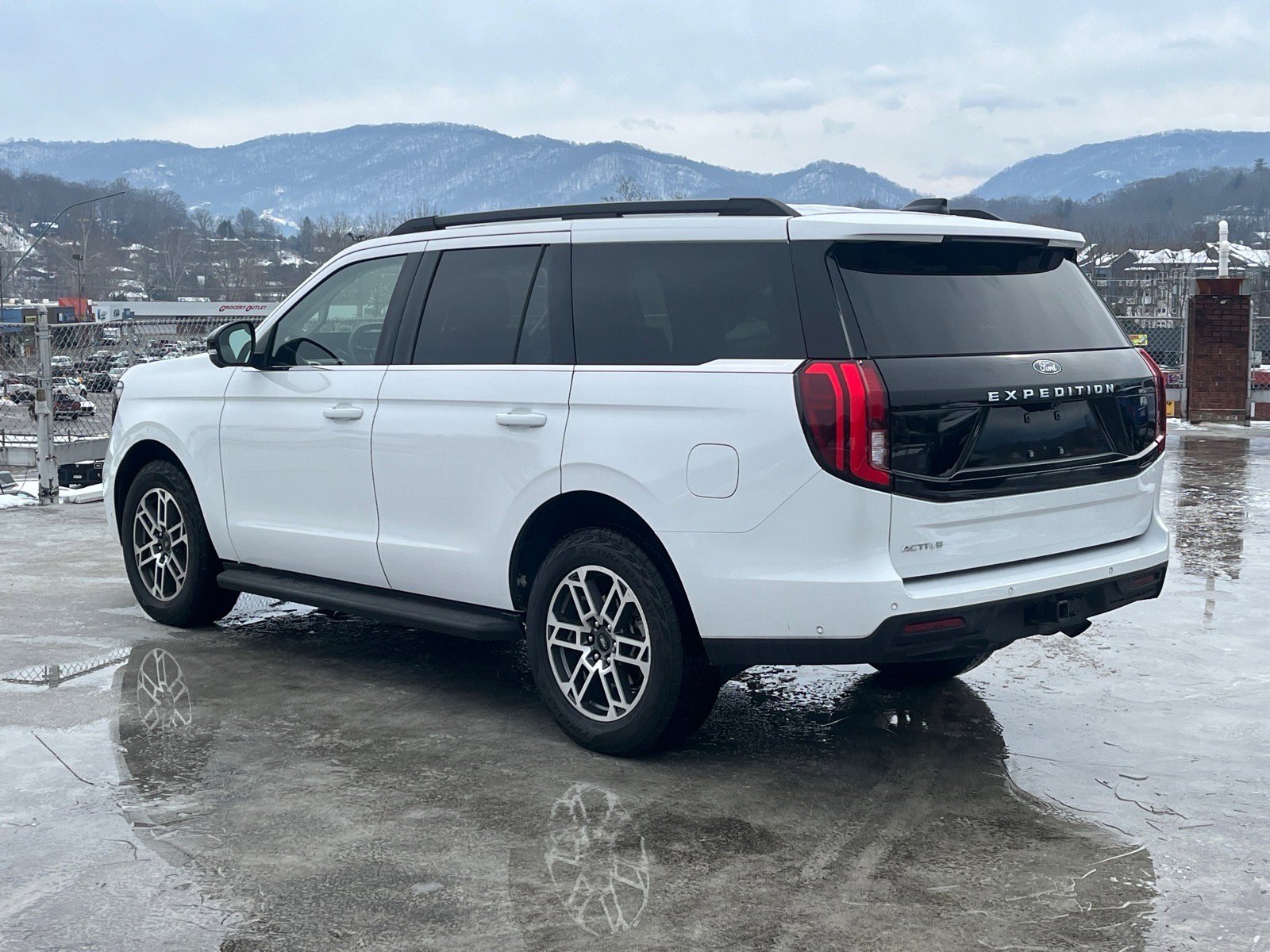Certified 2025 Ford Expedition Active AWD/4WD image 4