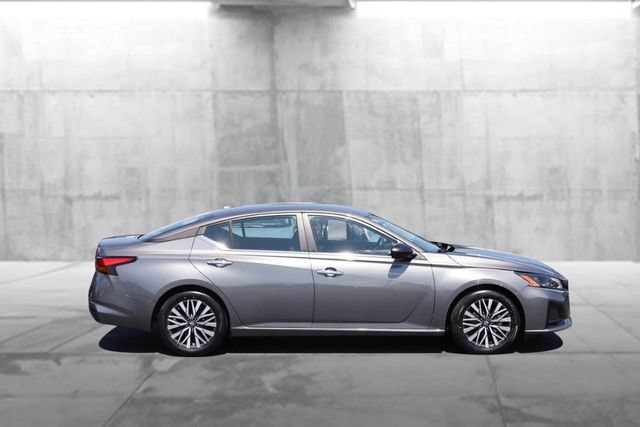 Certified 2025 Nissan Altima 2.5 SV FWD image 5