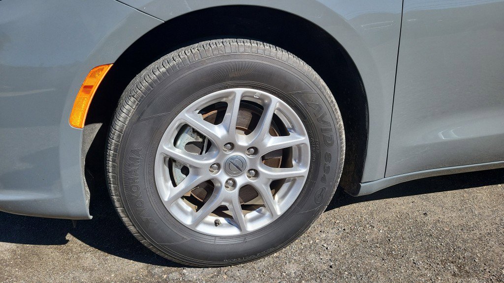 Used 2025 Chrysler Pacifica Select image 36