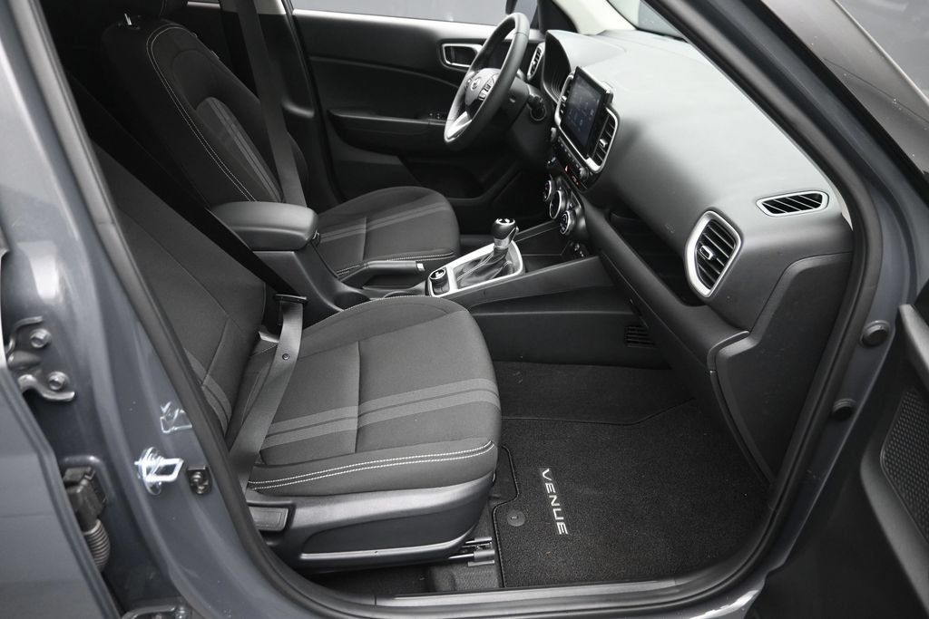 Used 2025 Hyundai Venue SEL FWD image 9
