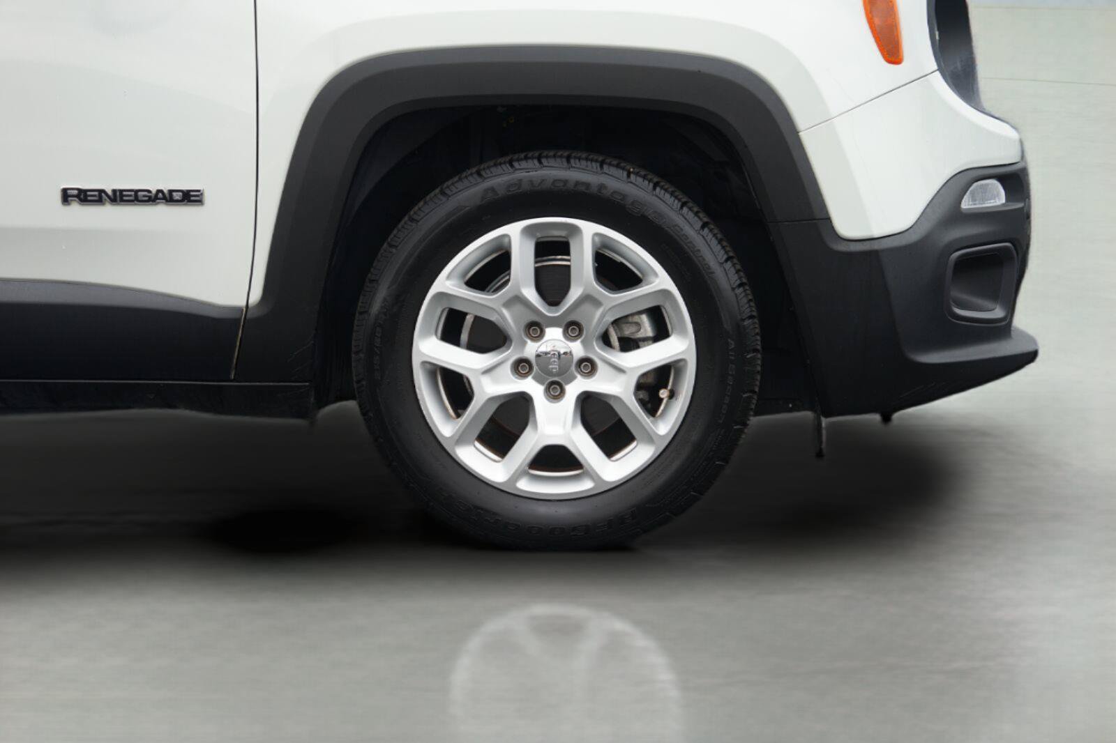 Used 2015 Jeep Renegade Latitude w/ Popular Equipment Group FWD image 4