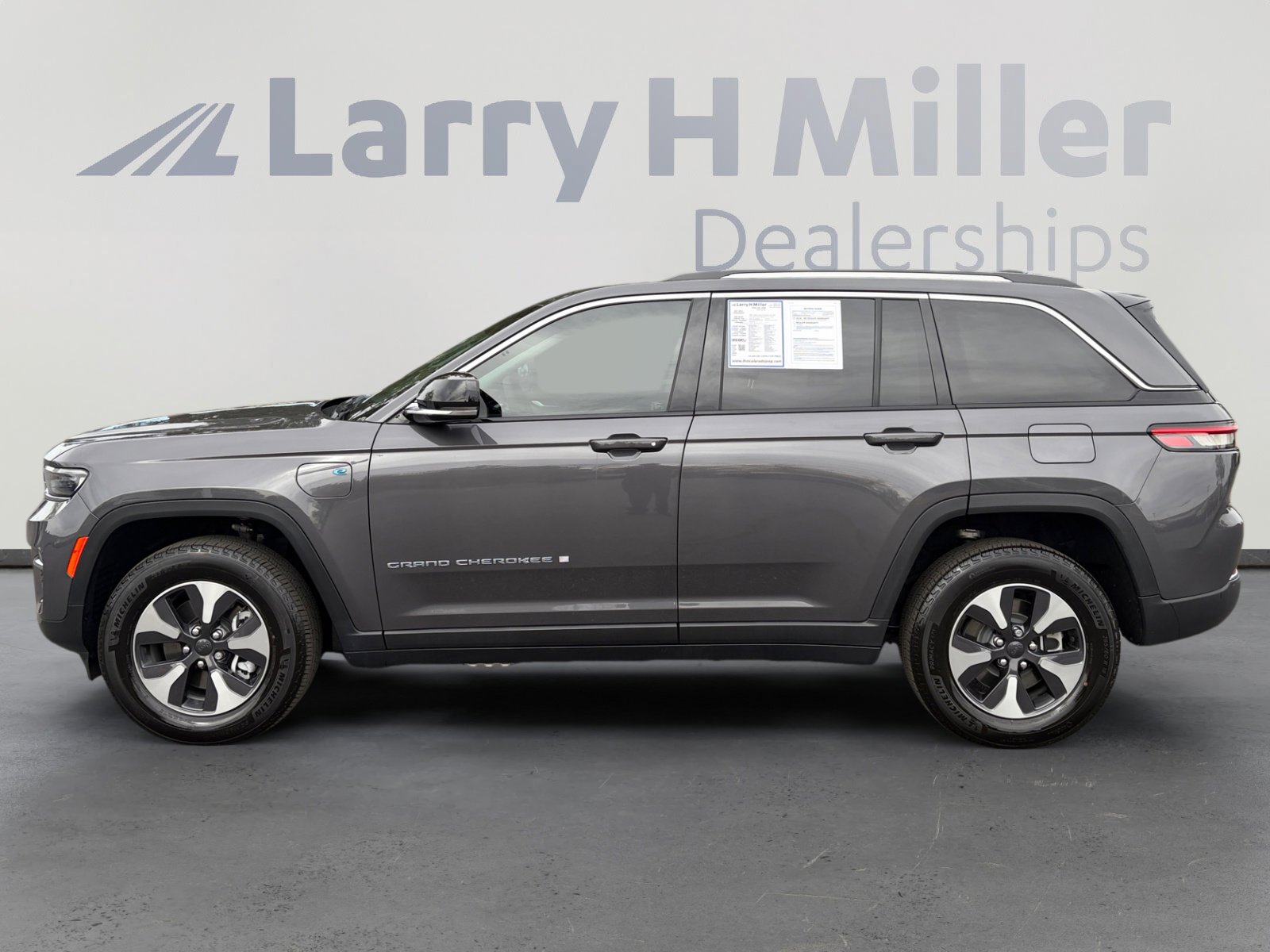 Used 2024 Jeep Grand Cherokee Limited 4xe w/ Trailer Tow Package AWD/4WD image 2