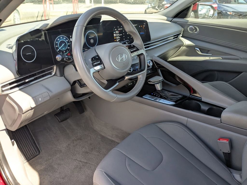 Used 2025 Hyundai Elantra SEL FWD image 13