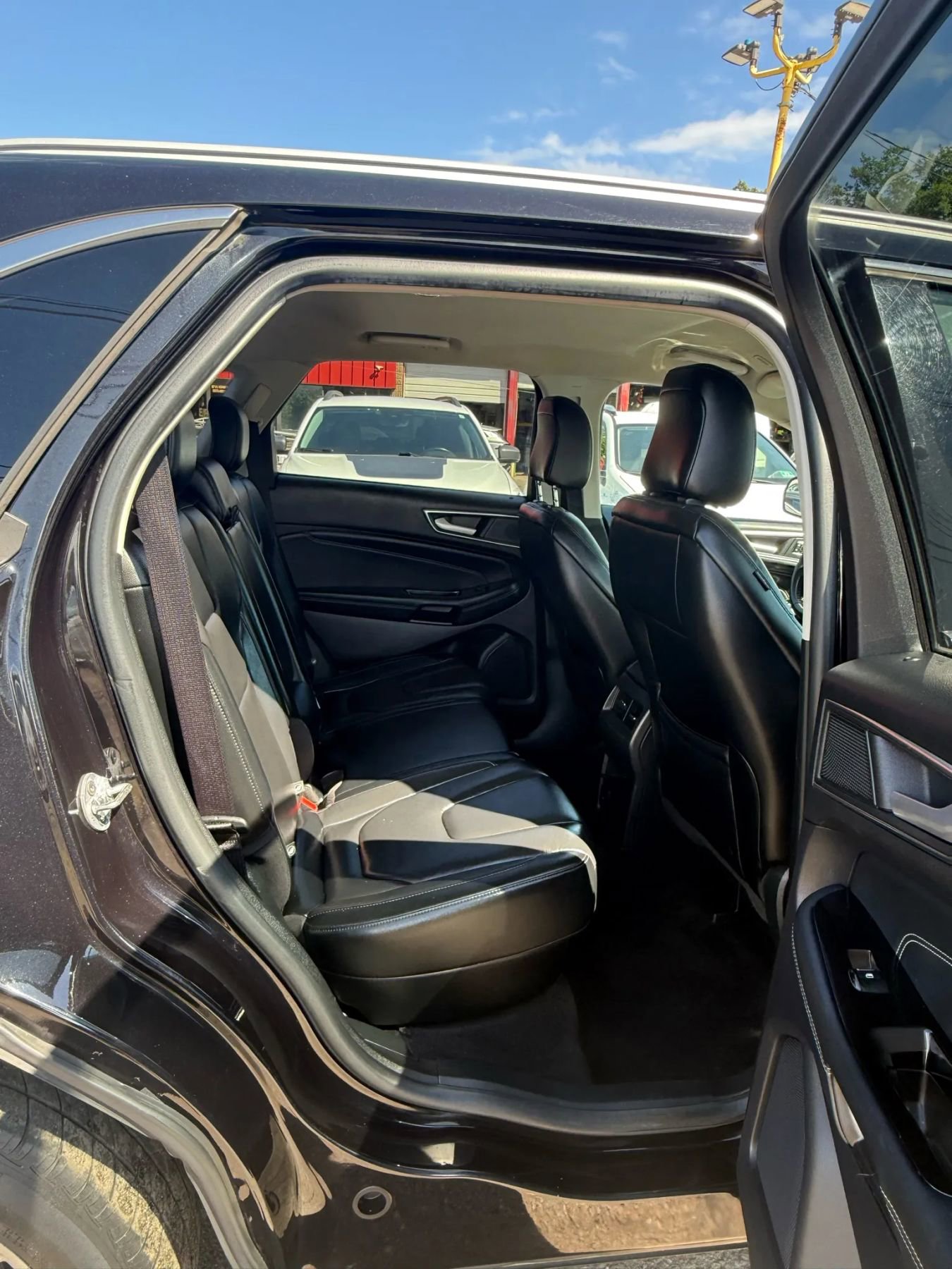 Used 2020 Ford Edge Titanium image 16