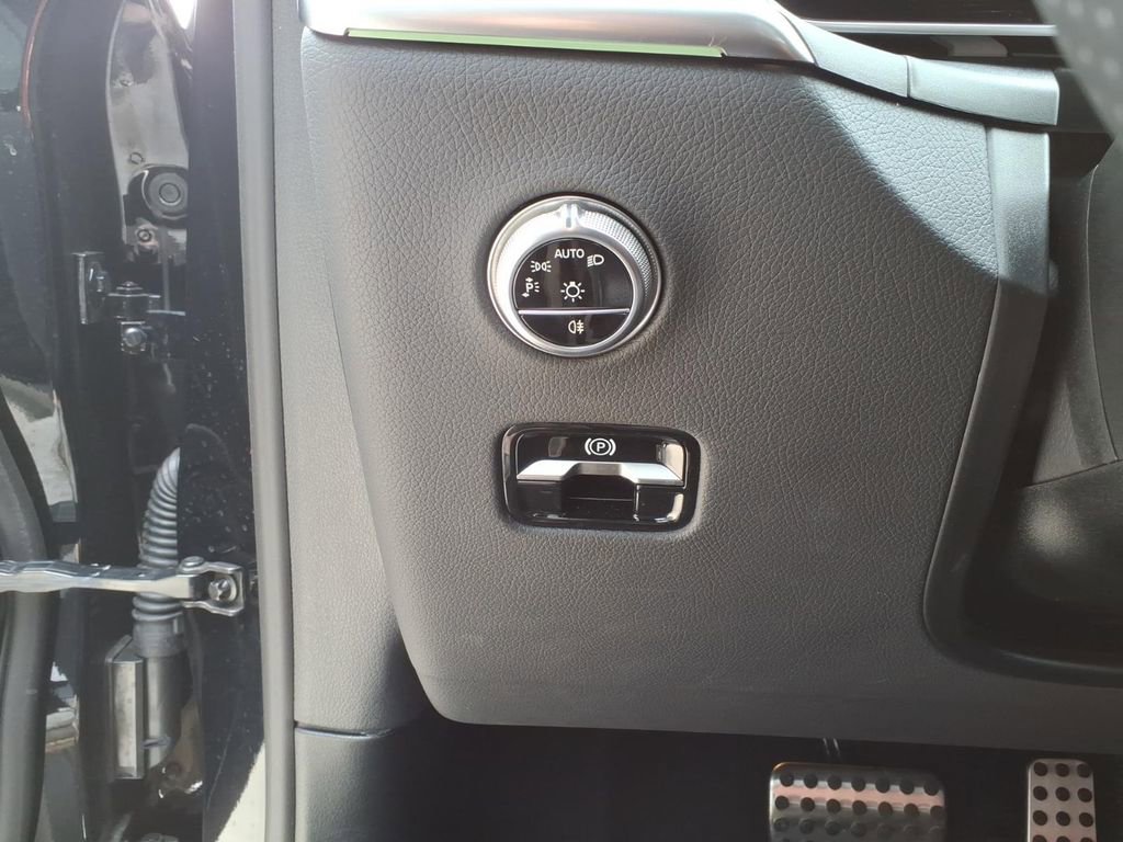 Used 2025 Mercedes-Benz GLC 350e 4MATIC image 15