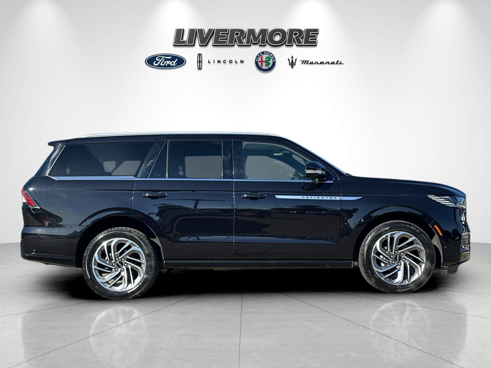 Certified 2025 Lincoln Navigator Reserve AWD/4WD image 2