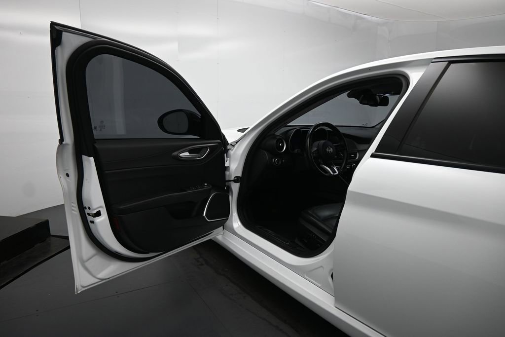 Used 2021 Alfa Romeo Giulia Ti w/ Nero Edizione RWD image 8