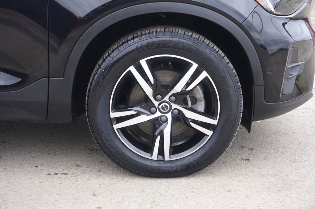 Used 2023 Volvo XC40 B5 Plus image 13