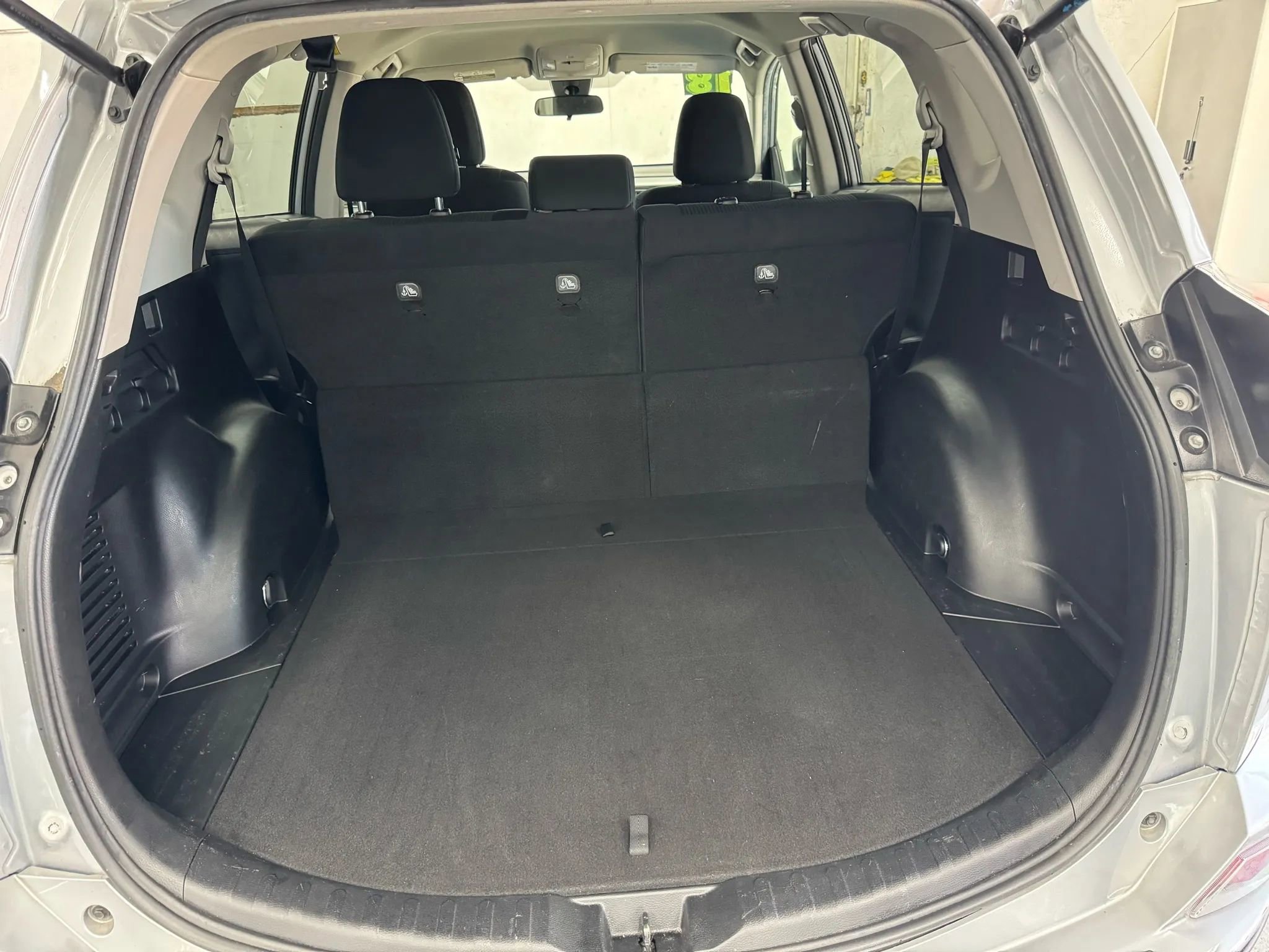 Used 2018 Toyota RAV4 LE image 9