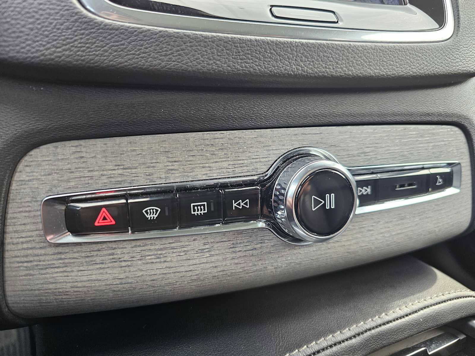 Certified 2024 Volvo XC90 B6 Ultimate w/ Protection Package Premier image 42