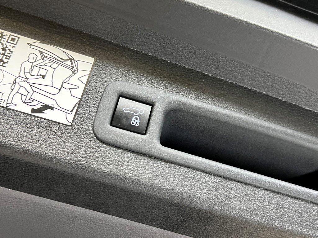 Used 2023 Toyota Sienna Limited image 11