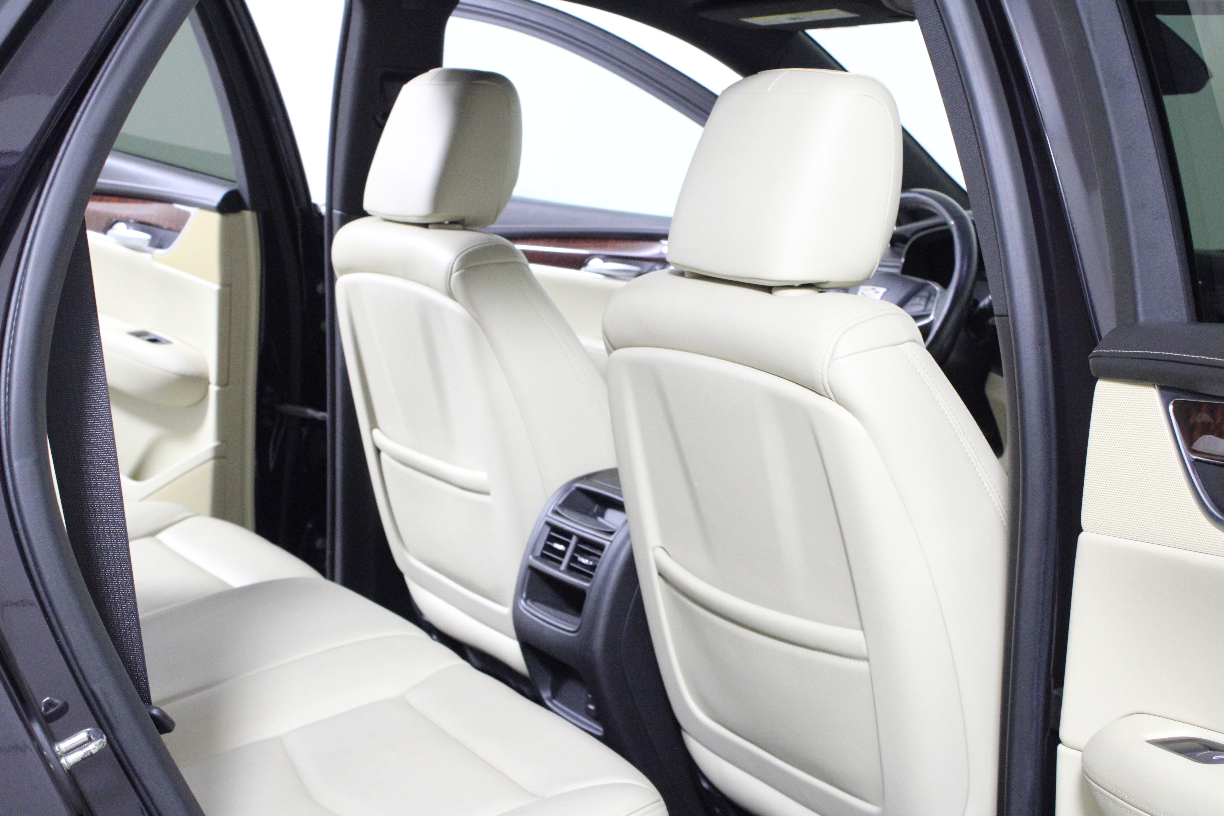 Used 2018 Cadillac XT5 Luxury w/ Driver Awareness Package image 15