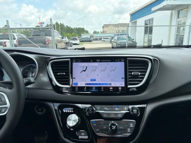 Used 2025 Chrysler Pacifica Select FWD image 10