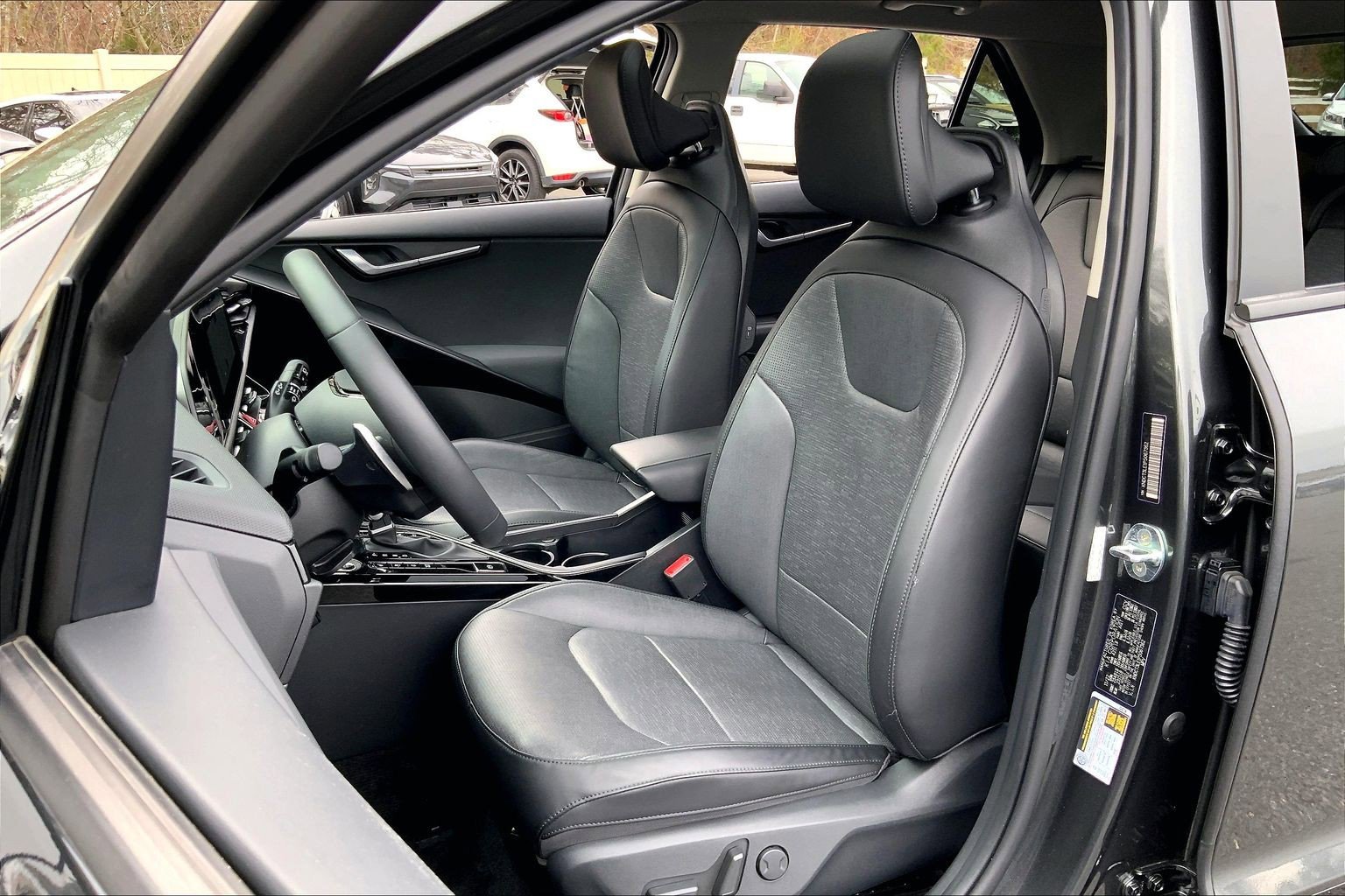 Used 2023 Kia Niro SX image 27