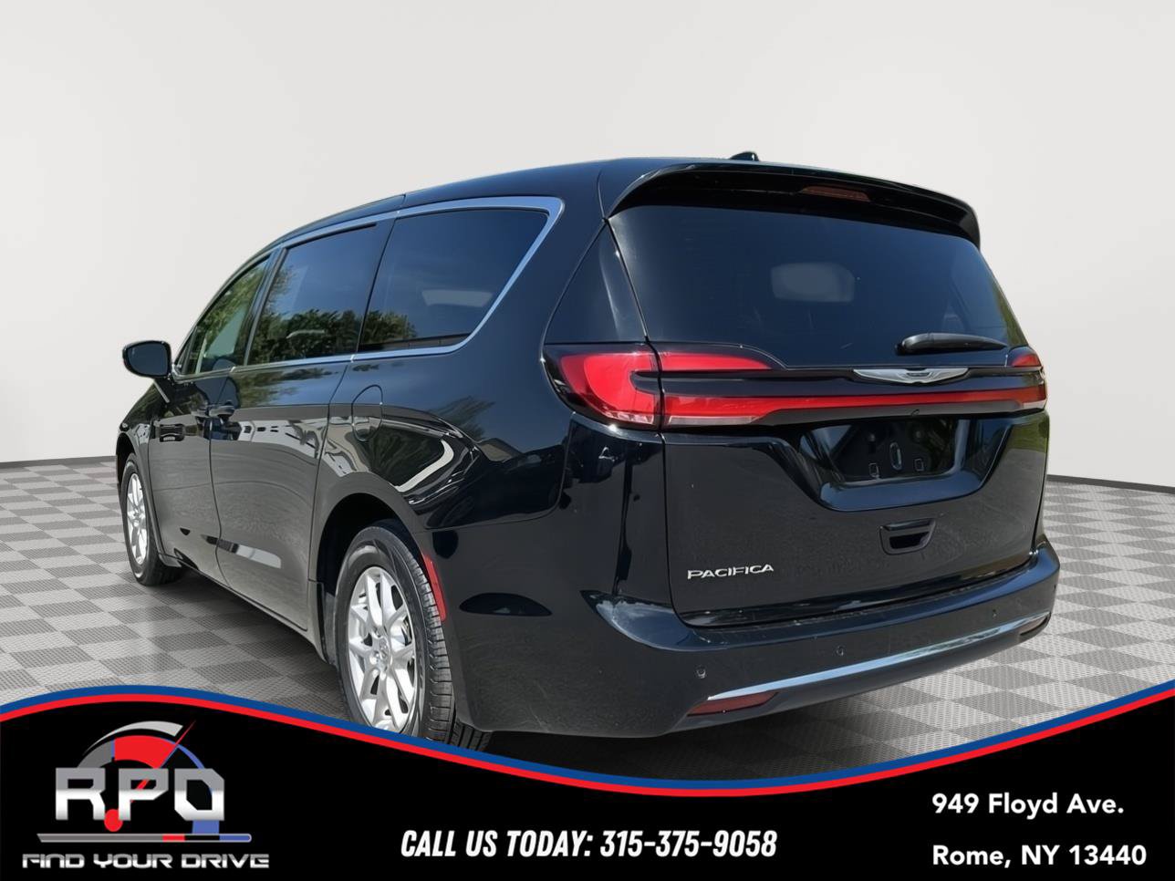 Used 2024 Chrysler Pacifica Touring-L FWD image 3