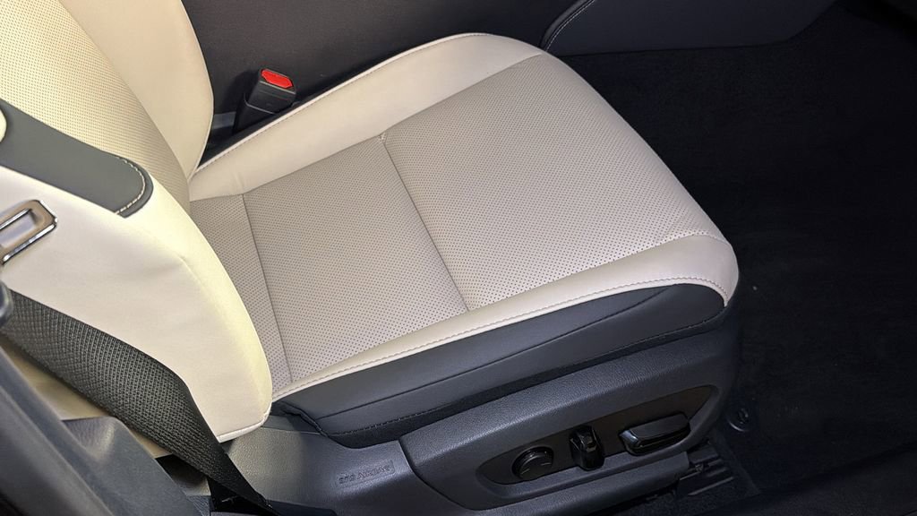 Used 2025 Lexus ES 300h w/ Premium Package image 12