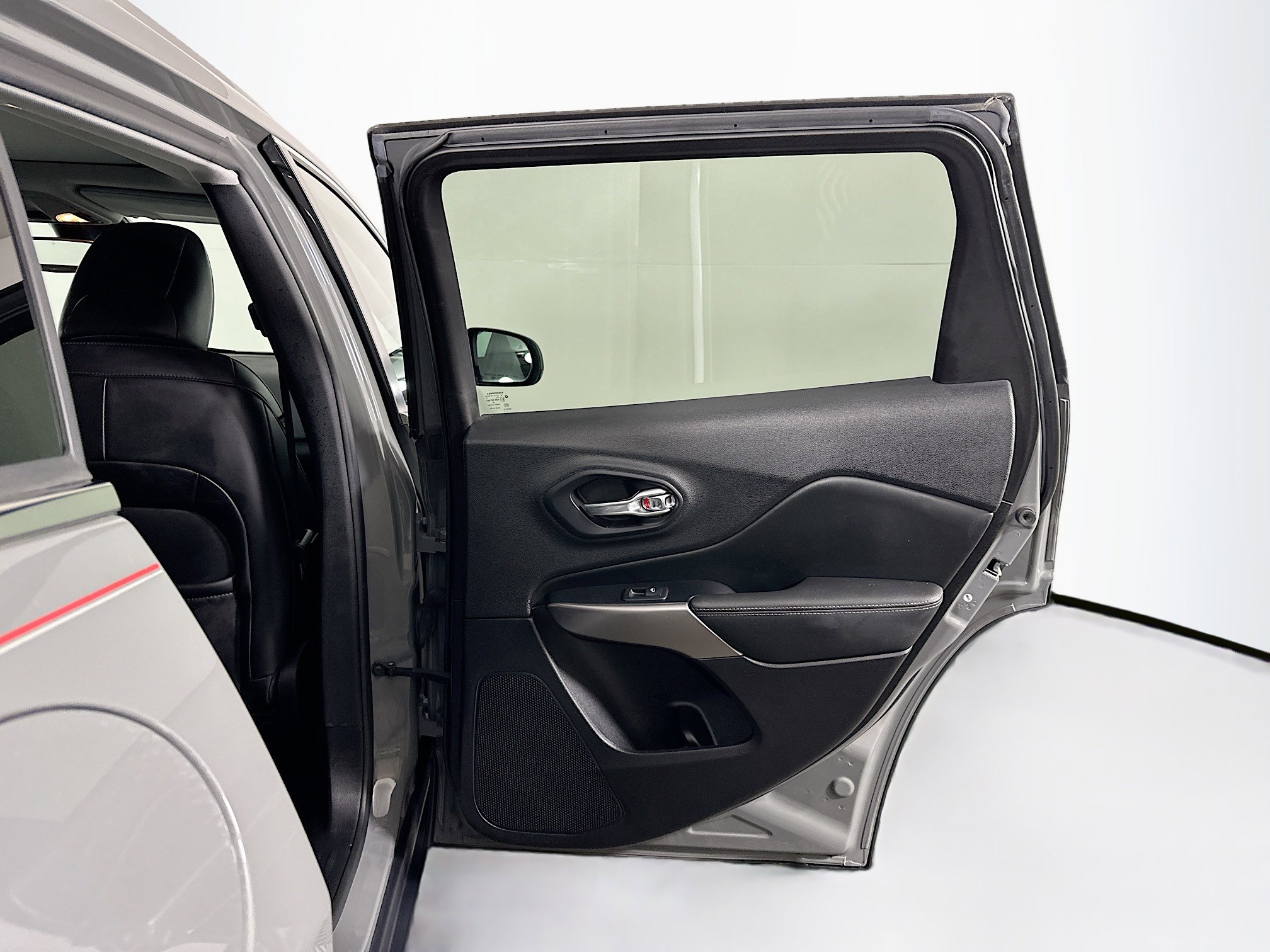 Used 2021 Jeep Cherokee Limited image 31