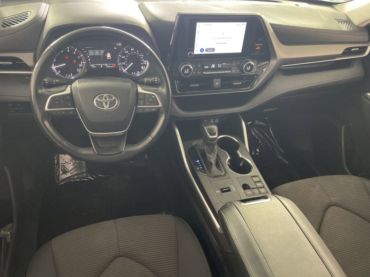 Used 2024 Toyota Highlander LE FWD image 21