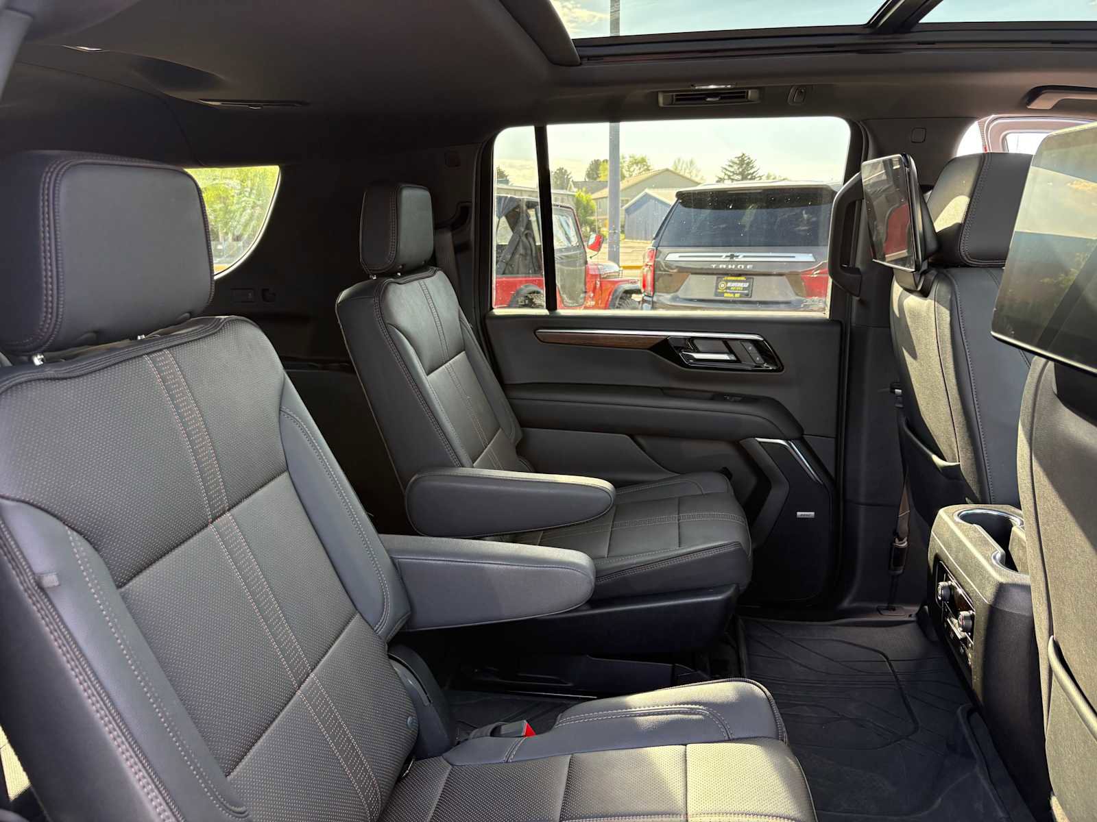Used 2025 Chevrolet Suburban High Country AWD/4WD image 28