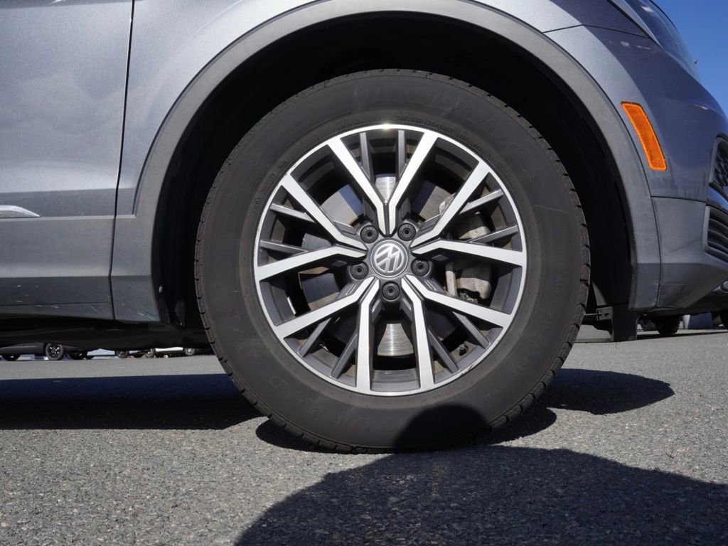 Used 2020 Volkswagen Tiguan SE w/ Panoramic Sunroof Package image 9