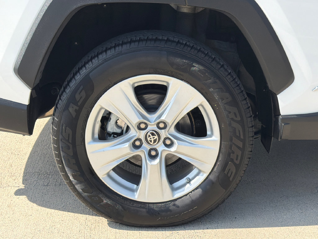Used 2021 Toyota RAV4 LE AWD/4WD image 7