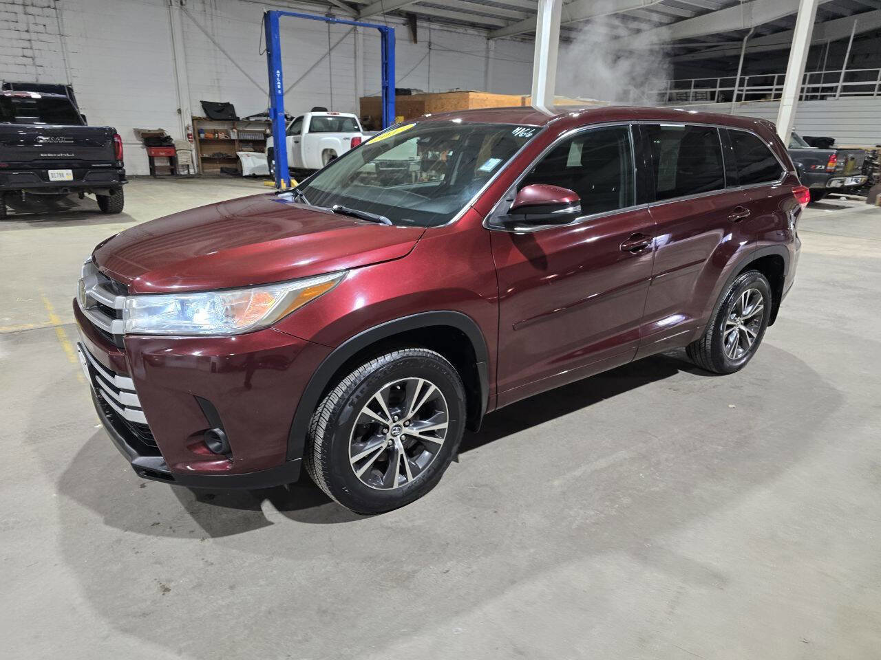 Used 2017 Toyota Highlander LE AWD/4WD image 1