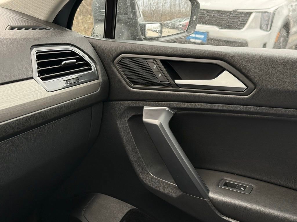 Used 2021 Volkswagen Tiguan SE image 36