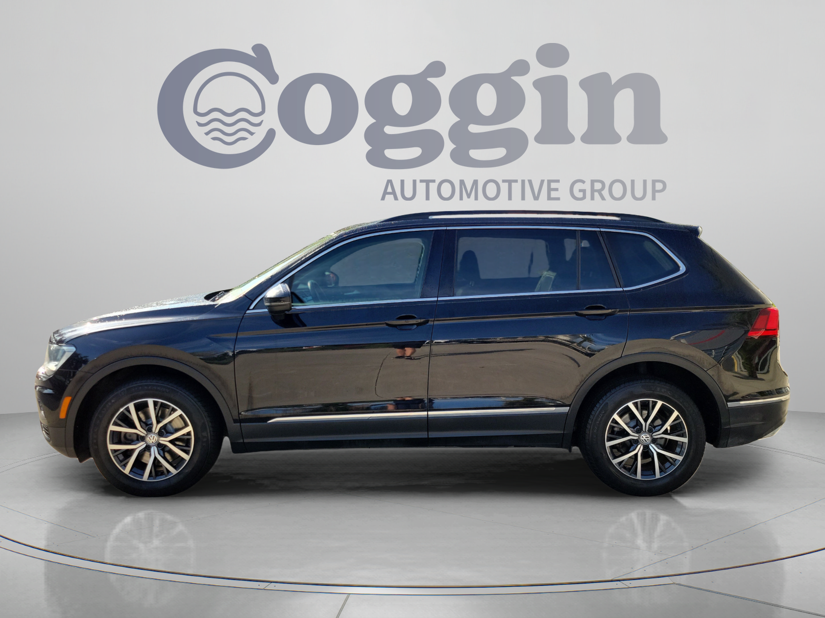 Used 2018 Volkswagen Tiguan SE w/ Panoramic Sunroof Package FWD image 3