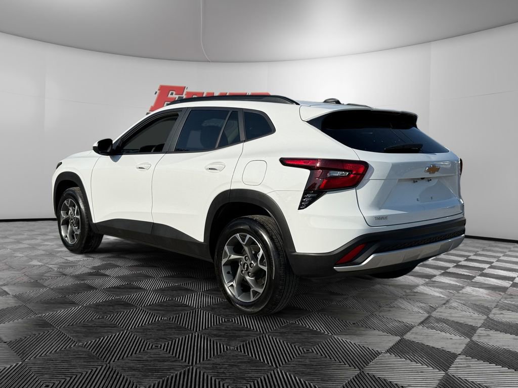 Used 2025 Chevrolet Trax LT FWD image 3