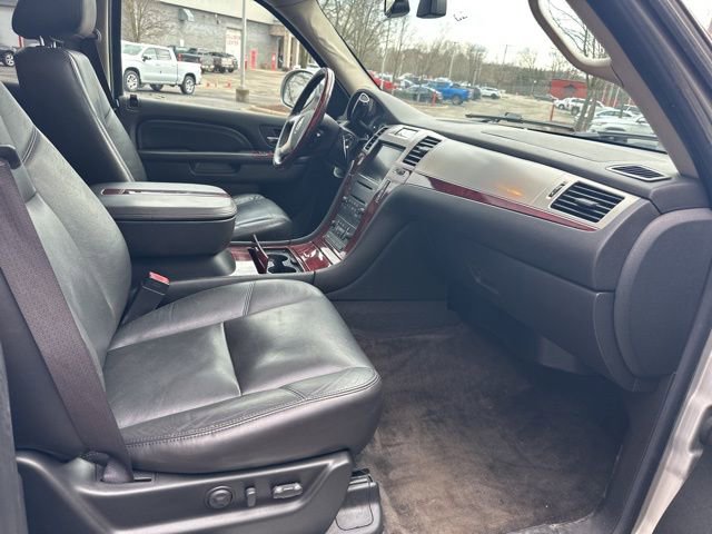 Used 2010 Cadillac Escalade Luxury AWD/4WD image 30