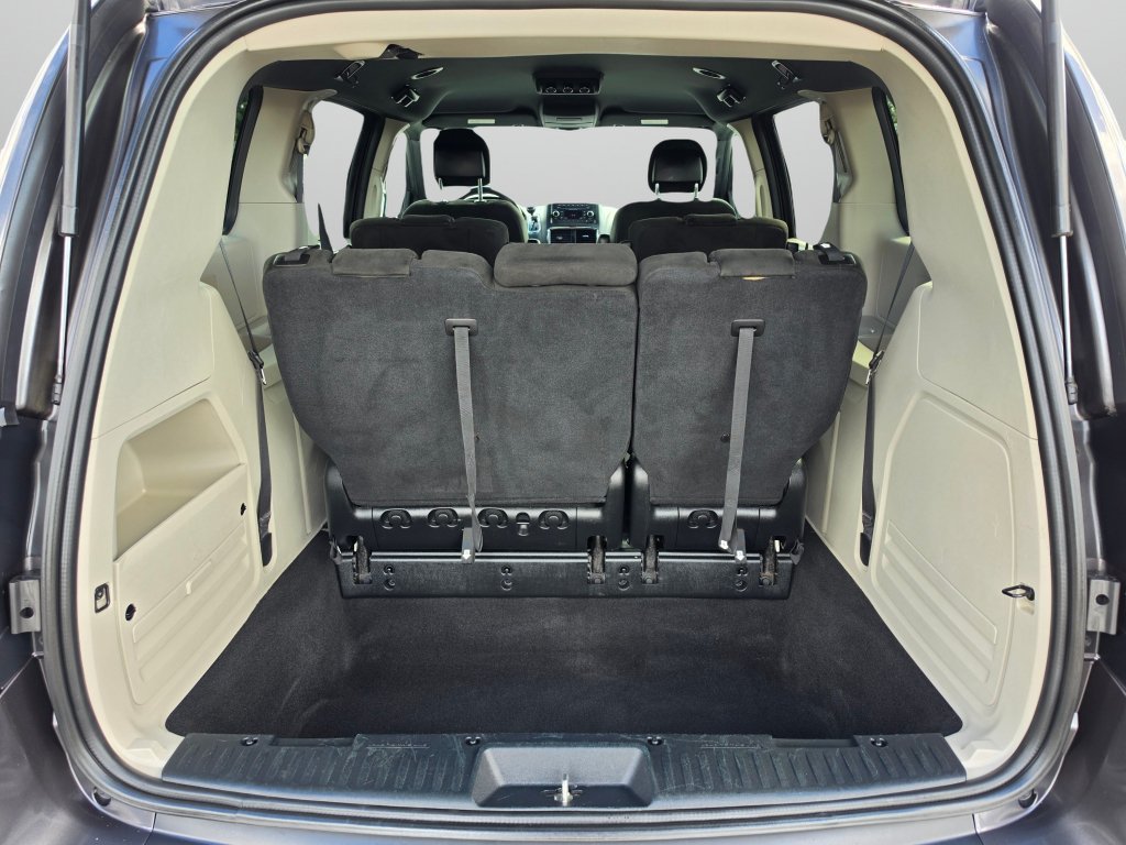 Used 2016 Dodge Grand Caravan SE FWD image 17
