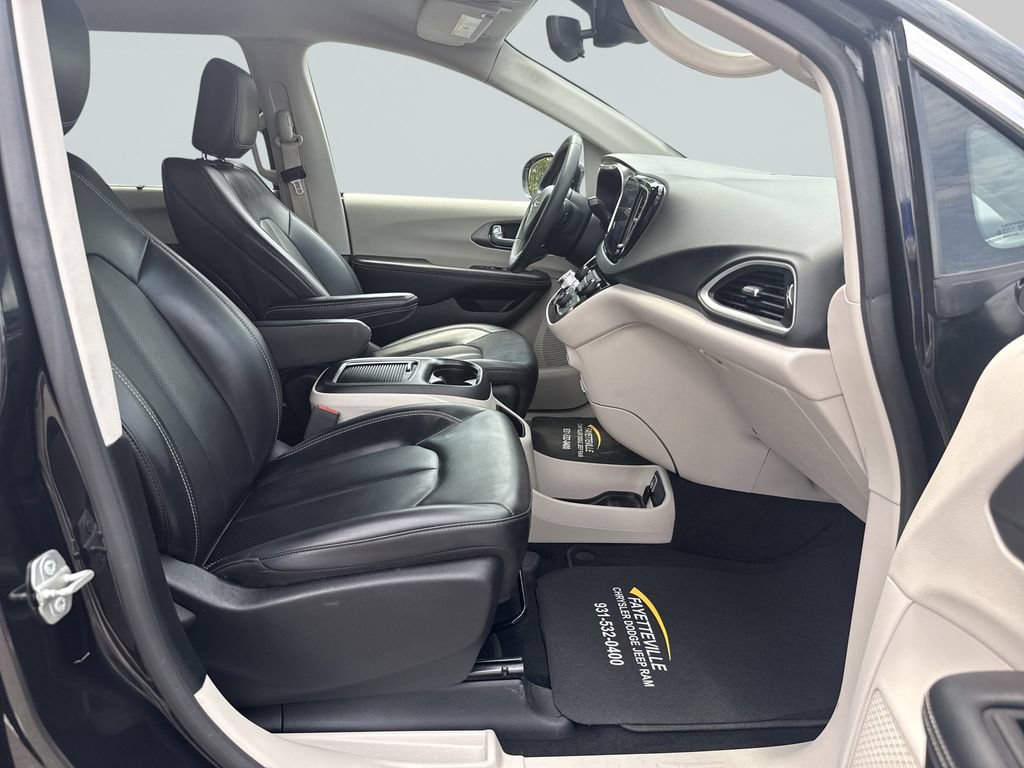 Used 2024 Chrysler Pacifica Touring-L FWD image 40