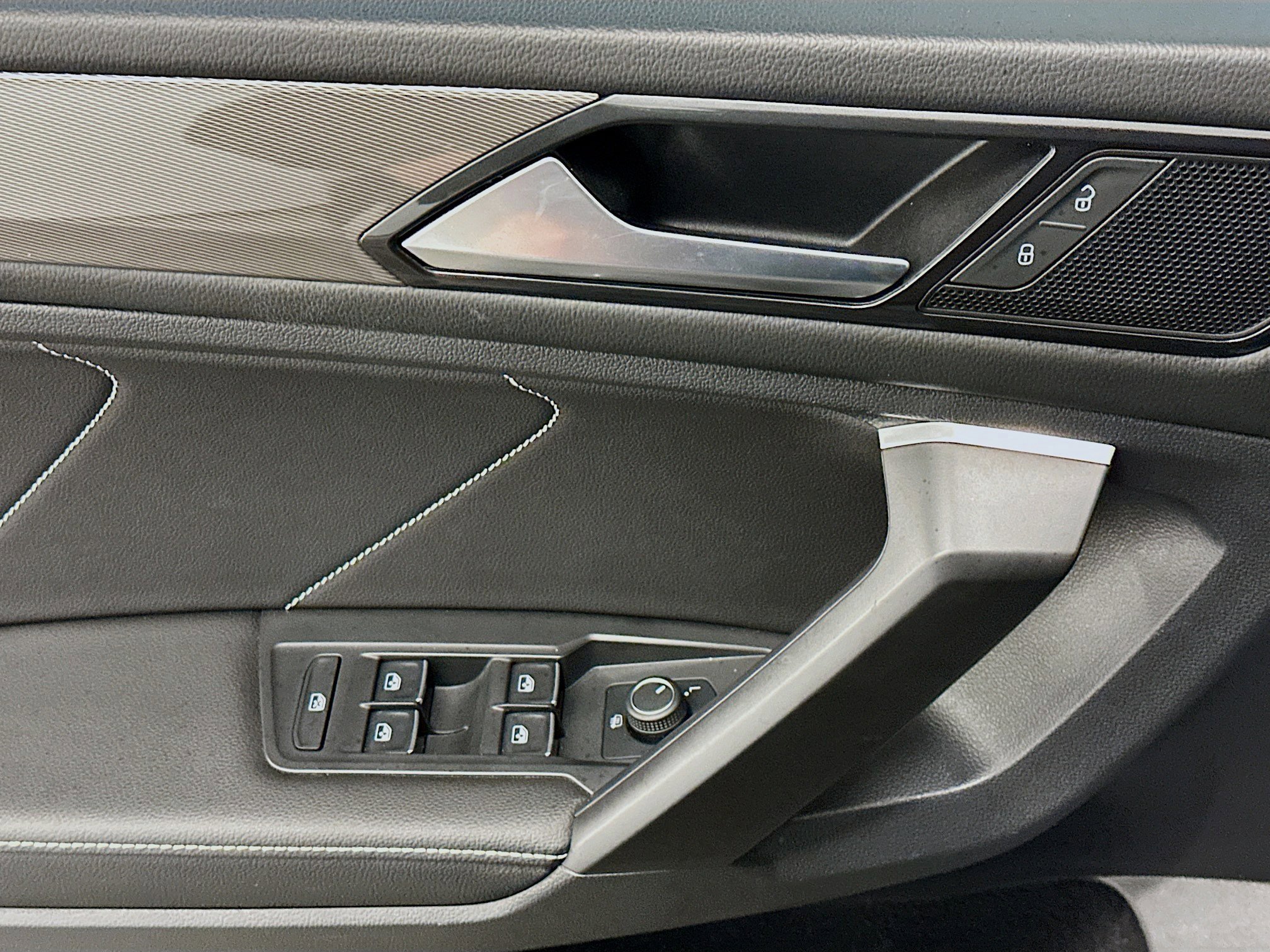 Used 2022 Volkswagen Tiguan SE image 15