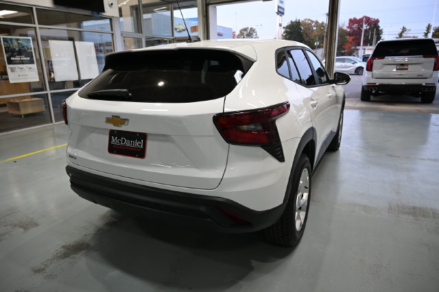 Used 2024 Chevrolet Trax LS w/ LS Convenience Package FWD image 5
