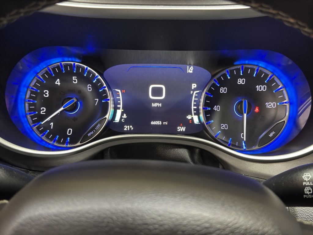 Used 2024 Chrysler Pacifica Touring-L image 28