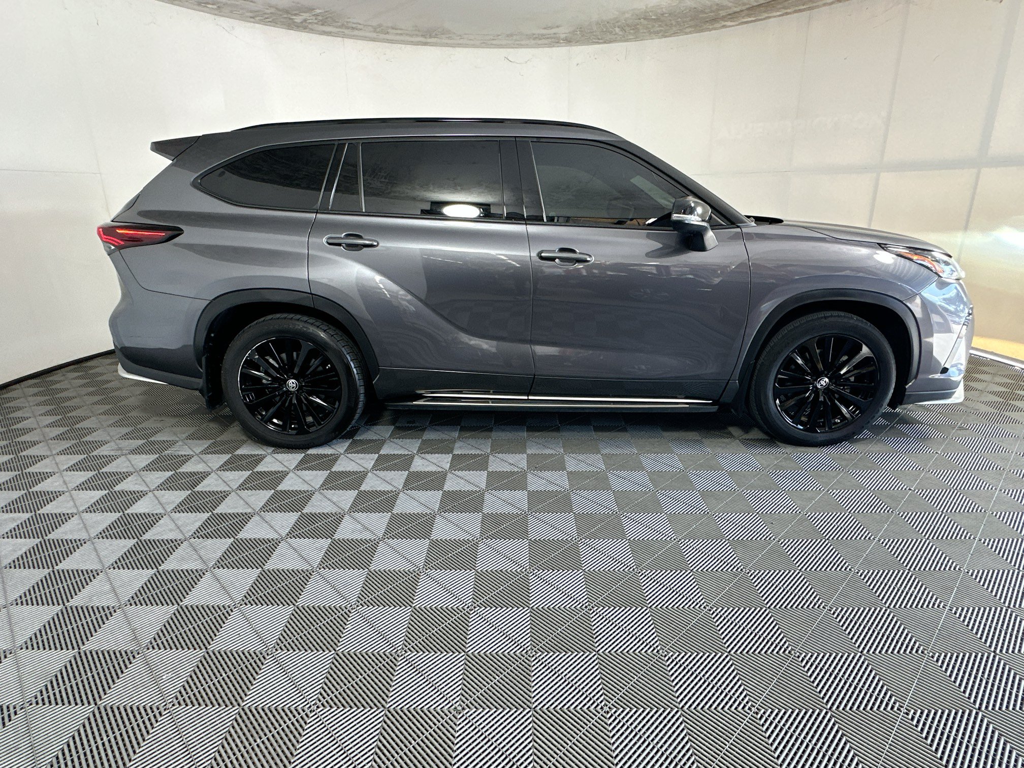 Used 2024 Toyota Highlander XSE FWD image 2