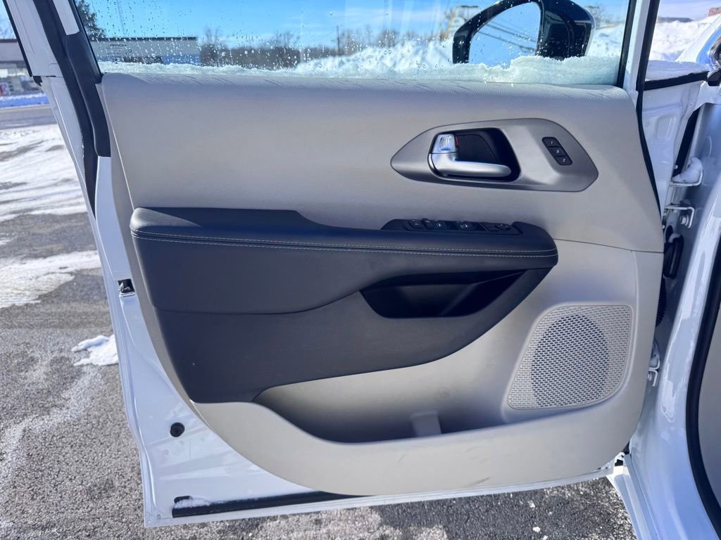 Used 2024 Chrysler Pacifica Touring-L image 11