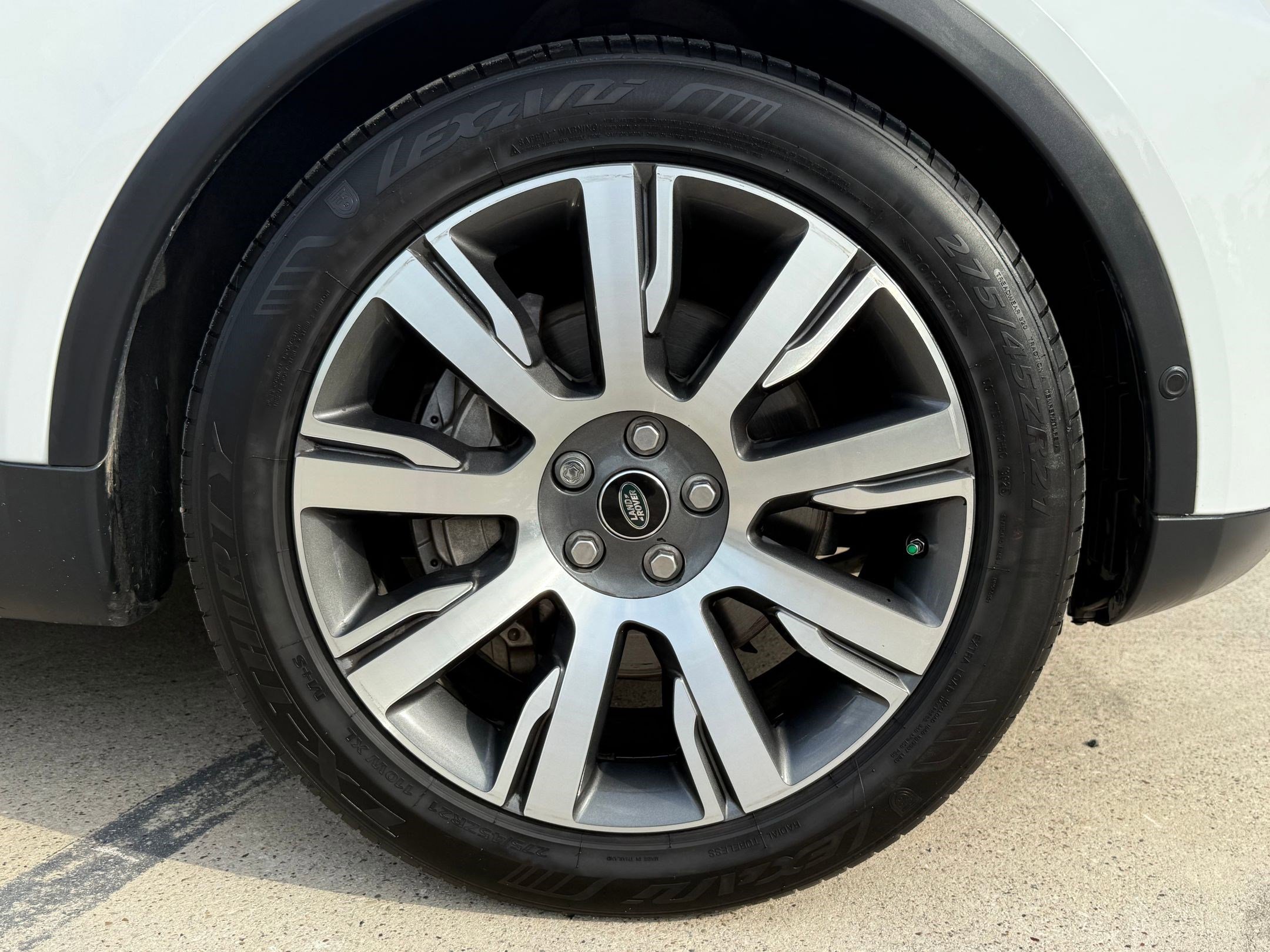 Used 2018 Land Rover Discovery HSE AWD/4WD image 11