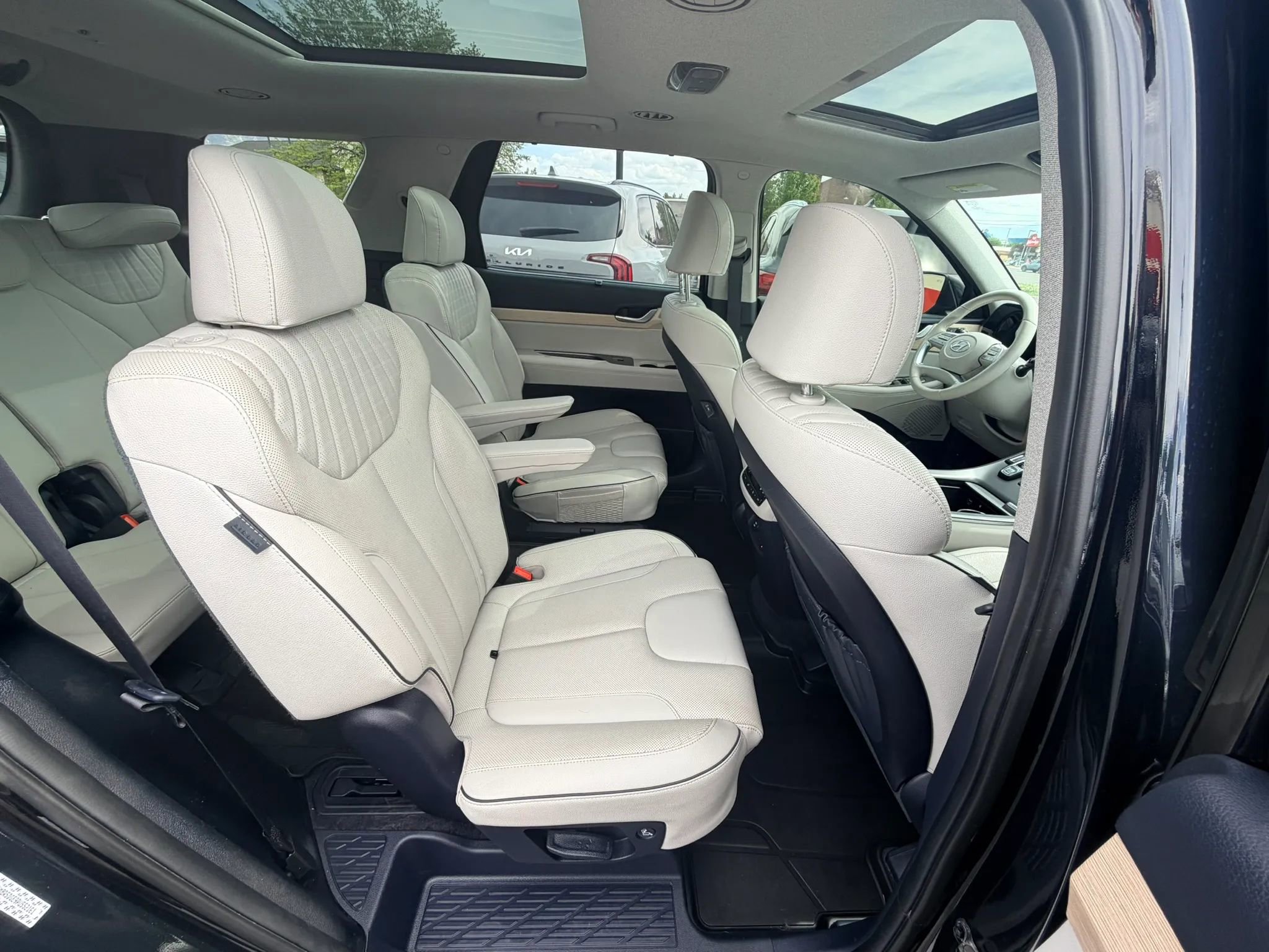 Used 2023 Hyundai Palisade Limited w/ Winter Package image 25