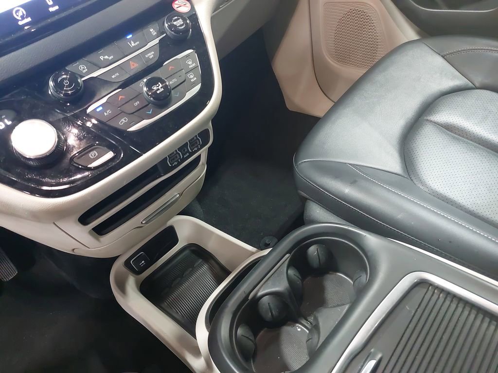Used 2024 Chrysler Pacifica Touring-L FWD image 24