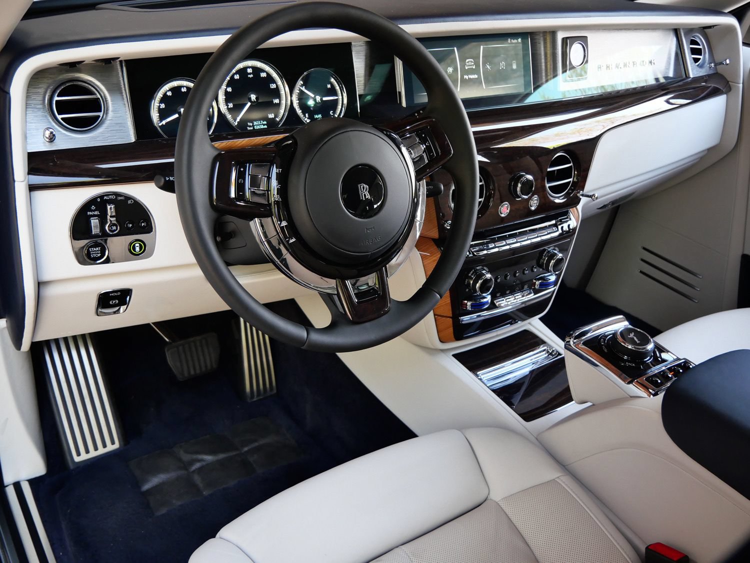 Used 2023 Rolls-Royce Phantom Sedan RWD image 17