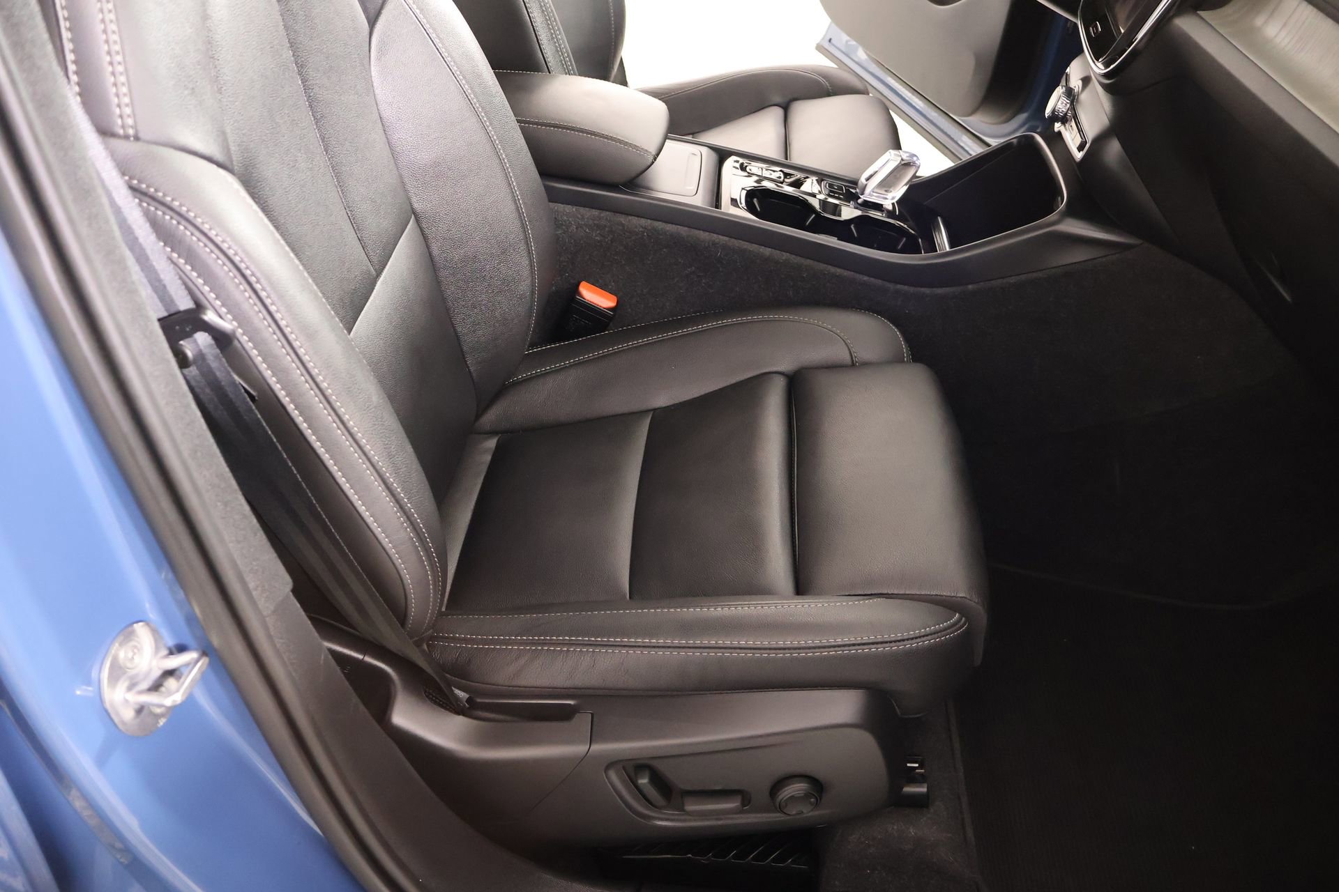 Used 2024 Volvo XC40 B5 Ultimate w/ Protection Package Premier image 14