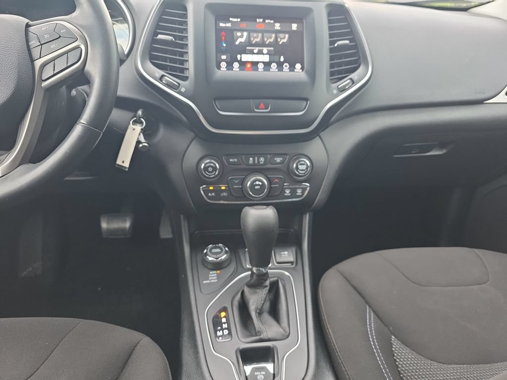 Used 2019 Jeep Cherokee Latitude w/ Cold Weather Group AWD/4WD image 10