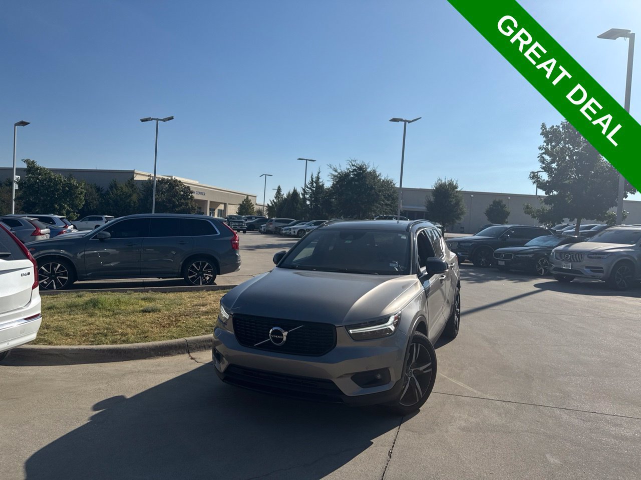 Used 2022 Volvo XC40 T4 R-Design FWD image 3