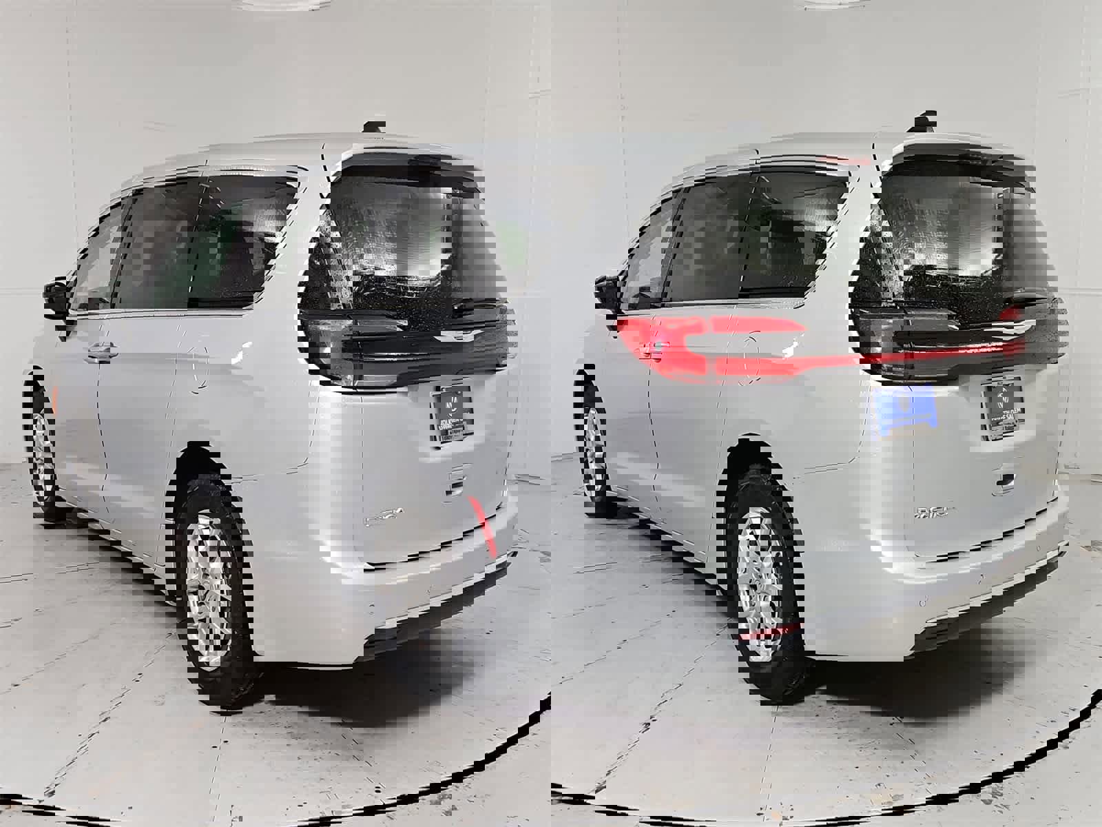 Used 2024 Chrysler Pacifica Touring-L image 4