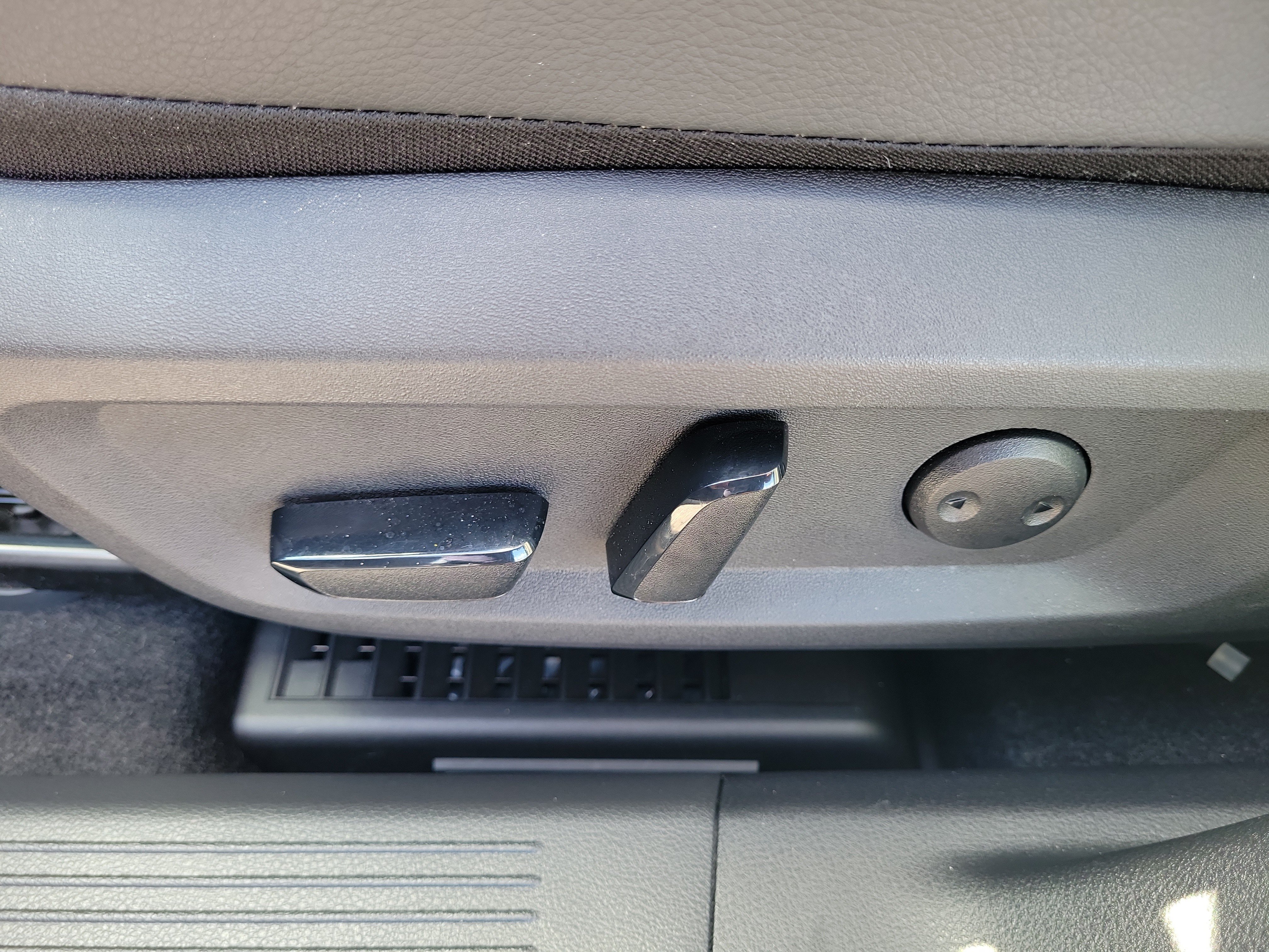 Certified 2025 Nissan Rogue SL FWD image 14