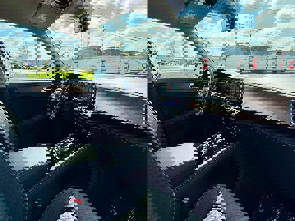 Used 2025 Volkswagen Atlas SE image 23