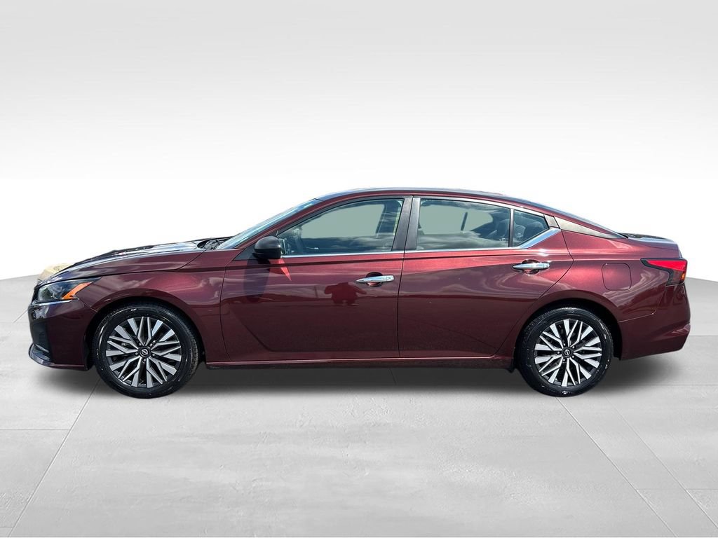 Used 2024 Nissan Altima 2.5 SV FWD image 2